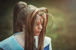 cosplayer wearing a dark blonde wig